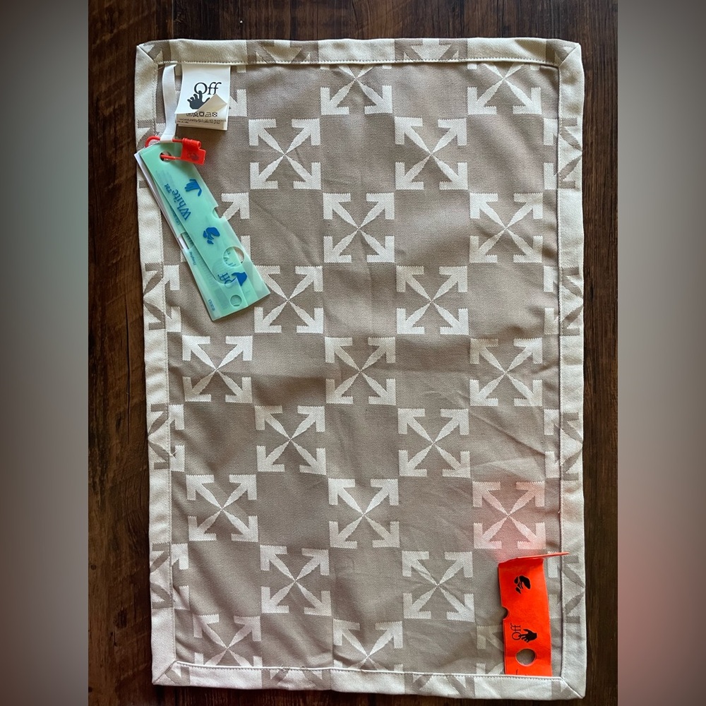 OFF-WHITE Beige Arrow Pattern Table Mat *NWT with off-white dust bag*